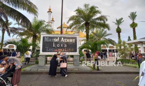 Pelaksanaan sholat id di Masjid Agung Kota Tasikmalaya, Sabtu (22/4/2023). Ramainya jamaah yang datang untuk sholat id di masjid itu menyebabkan shaf sholat id meluber hingga ke jalan raya. 