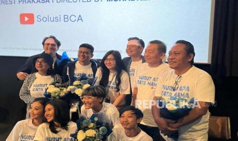 Direktur BCA Santoso (tengah depan) dan tim produksi seri video edukasi BCA Nurut Apa Kata Mama Ernest Prakasa, Ernest Prakasa, Asri Welas, Shenina Cinnamon, Arief Didu, Rohana Srimulat, Aci Resti, Yono Bakrie dalam jumpa pers di CGV Grand Indonesia (GI), Jakarta, Senin (24/7/2023). 