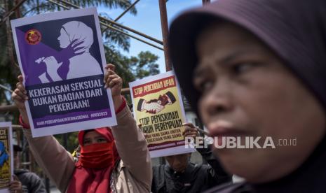 Massa yang tergabung dalam Aliansi Simpul Puan melakukan aksi di depan Gedung Sate, Jalan Diponegoro, Kota Bandung, Jawa Barat, Rabu (8/3/3023). Dalam aksi yang bertepatan dengan Hari Perempuan Internasional tersebut, mereka menuntut pemerintah untuk segera mengesahkan RUU PPRT, berikan upah yang layak serta menolak Perppu CIpta Kerja. 