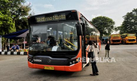 Penumpang menaiki bus Transjakarta rute Kalideres - Soekarno Hatta di Terminal Kalideres, Jakarta Barat, Jumat (7/7/2023). Bus Transjakarta rute Terminal Kalideres menuju Bandara Soekarno Hatta mulai diberlakukan uji coba untuk penumpang umum selama dua pekan mulai hari Rabu 5 Juli hingga 19 Juli mendatang dengan tarif Rp 0 atau gratis. Sebanyak 10 bus disiapkan untuk melayani masyarakat yang hendak melakukan perjalanan menuju Bandara Soekarno Hatta dengan jam keberangkatan dari pukul 06.00 - 09.00 WIB dan pukul 18.00 - 21.00 WIB. Berdasarkan hasil uji coba yang dilakukan PJ Gubernur bersama Dinas Perhubungan DKI Jakarta, waktu tempuh dari Terminal Kalideres menuju Bandara Soekarno Hatta diperkirakan sekitar 45 menit. Keberadaan rute tersebut diharapkan mampu memberikan kemudahan dan kenyamanan bagi warga yang hendak melakukan perjalanan menuju Bandara Soekarno  Hatta.