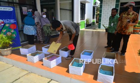 Warga menyerahkan dokumen permohonan Bantuan Produktif Usaha Mikro (BPUM) di Kantor Dinas Tenaga Kerja, Perindustrian, Koperasi dan UKM, Kudus, Jawa Tengah, Selasa (3/8/2021). Kementerian Koperasi dan UKM menyalurkan kembali Bantuan Presiden (Banpres) Produktif Usaha Mikro (BPUM) tahap kedua kepada pelaku usaha mikro yang memenuhi syarat sebesar Rp1.2 juta dan disalurkan mulai Juli hingga September 2021. A