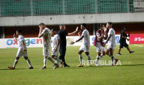 Pelatih PSS Dejan Antonic menyemangati pemain usai laga melawan Persib pada pertandingan Semifinal Pertama Piala Menpora 2021 di Stadion Maguwoharjo, Sleman, Yogyakarta, Jumat (16/4) malam. Pada pertandingan Semifinal pertama ini Persib berhasil mengalahkan PSS 2-1.