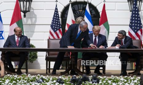 Menteri Luar Negeri Bahrain Khalid bin Ahmed Al Khalifa, kiri, Perdana Menteri Israel Benjamin Netanyahu, Presiden Donald Trump, dan Menteri Luar Negeri Uni Emirat Arab Abdullah bin Zayed al-Nahyan melihat dokumen tersebut selama upacara penandatanganan Abraham Accords di South Lawn of the White House, Selasa (15/9/2020), di Washington