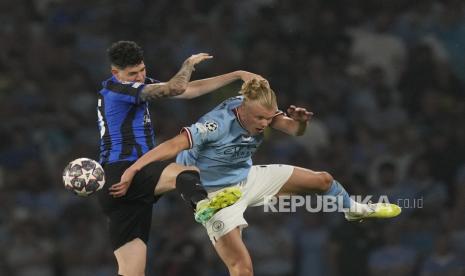 Aksi striker Manchester City Erling Haaland (kiri) di final Liga Champions 2023.