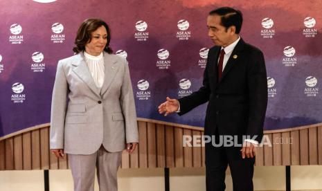 Wakil Presiden Amerika Serikat (AS) Kamala Harris (kiri) disambut oleh Presiden RI Joko Widodo di pertemuan KTT ASEAN-Amerika Serikat di Jakarta Convention Center (JCC), Rabu (6/9/2023).