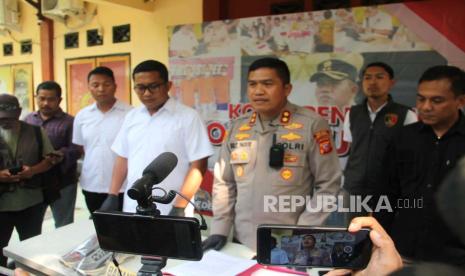 Kapolres Sukabumi AKBP Maruly Pardede menggelar keterangan pers.