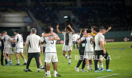 Kegembiraan pemain Timnas U17 Jerman usai memenangi adu pinalti melawan Timnas U17 Perancis saat pertandingan Final Piala Dunia U17 2023 di Stadion Manahan, Surakarta, Jawa Tengah, Sabtu (2/12/2023). Jerman berhasil memenangkan Piala Dunia U17 untuk pertama kalinya usai mengalahkan Perancis melalui adu pinalti 4-3 (2-2). Jerman pada babak kedua bermain dengan 10 pemain usai Osawe mendapat kartu merah pada menit ke 69.