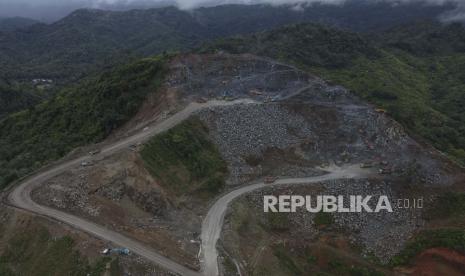 Foto udara aktivitas pertambang di Gunung Pangajar, Desa Karanglayung, Kabupaten Tasikmalaya, Jawa Barat, Kamis (6/10/2022). Kementerian PUPR melalui BBWS Citanduy merencanakan reklamasi tambang Gunung Pangajar menjadi embung air atau tempat penyimpanan air hujan setelah pembangunan Bendungan Leuwikeris rampung pada tahun 2023 mendatang dan diharapkan menjadi kawasan wisata baru guna mendorong pertumbuhan ekonomi setempat. 