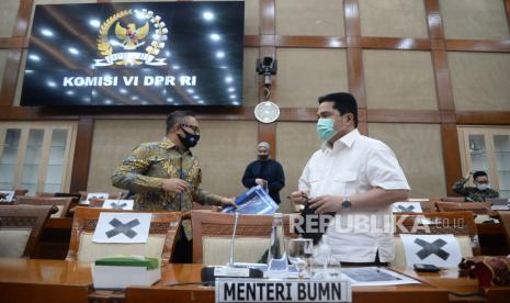 Menteri BUMN Erick Thohir bersiap mengikuti rapat kerja dengan Komisi VI DPR di Kompleks Parlemen, Senayan, Jakarta, Rabu (15/7). Rapat tersebut membahas Review Penyertaan Modal Negara Tahun 2020 sesuai Perpres No. 54 Tahun 2020 tentang Perubahan Postur dan rincian anggaran pendapatan dan belanja negara TA 2020, Pandangan Poksi-poksi tentang PMN Tahun 2020, Pencairan Hutang Pemerintah kepada BUMN TA 2020 dan Dana talangan TA 2020 serta Tindaklanjut kesimpulan RDP Komisi VI dengan Mitra di Masa Sidang III dan IV TS 2019-2020.Prayogi/Republika.