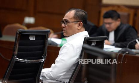 Terdakwa mantan pejabat Ditjen Pajak Kementerian Keuangan Rafael Alun Trisambodo. Kubu Rafael Alun meminta daftar saksi kepada jaksa, hakim sebut silahkan dalam chat.