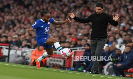 Pemain Chelsea Raheem Sterling (kiri) mengontrol bola saat manajer Arsenal Mikel Arteta (kanan) mengawasinya pada pertandingan Liga Inggris antara Arsenal London dan Chlsea FC di London, Inggris, 