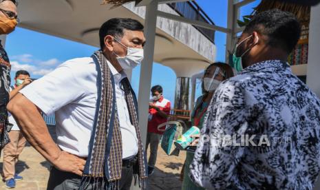 Menteri Koordinator Bidang Kemaritiman dan Investasi Luhut Binsar Pandjaitan (kiri) meninjau stan UMKM pada acara puncak Gerakan Nasional Bangga Buatan Indonesia di Puncak Waringin, Labuan Bajo, Manggarai Barat, Nusa Tenggara Timur. 