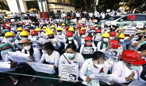 Teachers hold up placards calling for the release of Myanmar State Counselor Aung San Suu Kyi and President Win Myint during a protest against the military coup in front of the US Embassy, in Yangon, Myanmar, 10 February 2021. People continued to rally across the country despite orders banning mass gatherings and reports of increasing use of force by police against anti-coup protesters. Myanmar