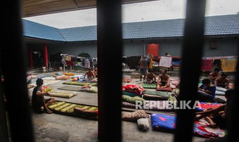 Warga binaan berjemur di bawah sinar matahari di Lapas Kelas II A Palangkaraya, Kalimantan Tengah, Rabu (1/4/2020). Kepala Divisi Pemasyarakatan Kanwil Kemenkum HAM Kalteng Hanibal menunda pengiriman tahanan baru ke Lapas maupun Rutan di wilayah Kalteng mengikuti peraturan Kemenkum HAM pusat, sebagai upacaya pencegahan penyebaran wabah COVID-19