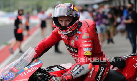  Pembalap MotoGP asal Australia Jack Miller dari tim Ducati Lenovo saat sesi latihan bebas pertama di Grand Prix Sepeda Motor Indonesia di Sirkuit Jalan Internasional Pertamina Mandalika di Lombok, Indonesia, 18 Maret 2022