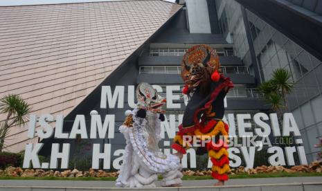 Sejumlah pemuda menggelar latihan seni tari barong di samping Museum Islam Indonesia KH. Hasyim Asyari, di kawasan Pesantren Tebuireng, Kabupaten Jombang, Jawa Timur, Selasa (19/5/2020)