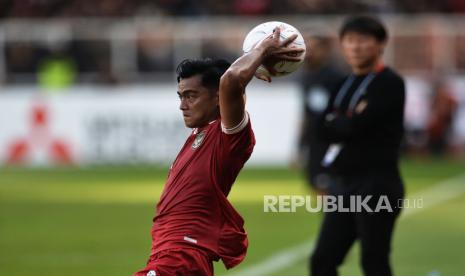 Pemain timnas Indonesia Pratama Arhan melakukan lemparan ke dalam. 