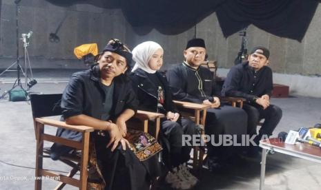 Fadly Padi dan Putri Ariani berkolaborasi menyanyikan soundtrack film Hamka dan Siti Raham Vol 2 bertajuk Cintaku Untukmu.