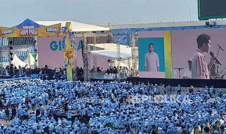 Calon Wakil Presiden (Cawapres) nomor urut 02 Gibran Rakabuming menghadiri kampanye terbuka di Stadion Si Jalak Harupat, Kabupaten Bandung, Jumat (9/2/2024) sore. Ribuan simpatisan kopi pagi pendukung Prabowo Gibran memenuhi area stadion. 