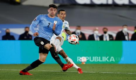 Pemain Argentina Angel Di Maria (kanan) beraksi melawan pemain Uruguay Joaquin Piquerez (kiri) selama pertandingan sepak bola kualifikasi Piala Dunia Qatar 2022 CONMEBOL antara Argentina dan Uruguay di Stadion Monumental di Buenos Aires, Argentina, 10 Oktober 2021.