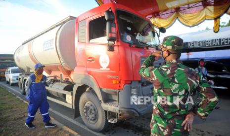 Petugas gabungan memeriksa kendaraan yang akan memasuki Kota Padang di Jalan Bypass, Padang, Sumatera Barat