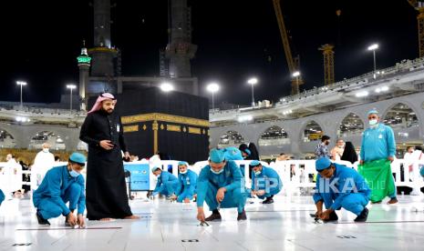 Ilustrasi. Otoritas Saudi mencopot stiker di tanah yang menunjukkan posisi jarak sosial, di Masjidil Haram Makkah , Arab Saudi, pada 6 Maret 2022. Jarak sosial ditetapkan pada 2020 dan bagian dari tindakan COVID-19. Menteri Haji Saudi: Kuota Jamaah Haji Masih Dikaji