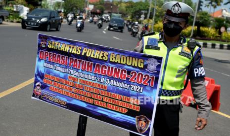 Polisi memasang papan saat pelaksanaan Operasi Patuh Agung 2021 di Badung, Bali, Rabu (22/9/2021). Operasi Patuh Agung 2021 di wilayah Bali dilaksanakan hingga 3 Oktober mendatang untuk meningkatkan keamanan, keselamatan dan ketertiban masyarakat dalam berlalu lintas serta meningkatkan kedisiplinan penerapan protokol kesehatan guna mencegah penyebaran COVID-19.