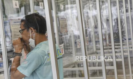 Calon penumpang meniup kantong nafas saat mengikuti tes deteksi COVID-19 dengan metode Gajah Mada Electric Nose Covid-19 (GeNose C19) di Stasiun Pasar Senen di Jakarta, Senin (22/2). Menteri Perhubungan (Menhub) Budi Karya Sumadi mengungkapkan penggunaan alat screening Covid-19 Genose akan dilakukan secara bertahap.