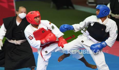 Atlet shorinji kempo Sumatera Barat Ari Pramanto (kiri) bertarung dengan atlet shorinji kempo Papua Barat Julifan Prastyo Nugroho (kanan) pada final shorinji kempo randori perorangan putra kelas 70 Kg PON Papua di GOR STT Gidi, Sentani, Kabupaten Jayapura, Papua, Rabu (13/10/2021). Atlet shorinji kempo Sumatera Barat Ari Pramanto berhasil meraih medali emas dan atlet Papua Barat Julifan Prastyo Nugroho meraih medali perak kemudian atlet DI Yogyakarta Kristowirawan dan atlet Maluku Moh Yamin Rahayaan mendapat medali perunggu. 