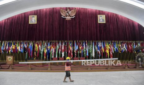 Pekerja membawa perkakas saat merenovasi Gedung Merdeka di Jalan Asia Afrika, Kota Bandung, Jumat (14/10/2022). Pemerintah Provinsi Jawa Barat melakukan renovasi Gedung Merdeka yang merupakan bangunan cagar budaya tempat diselenggarakannya Konferensi Asia Afrika. Renovasi tersebut bertujuan untuk mempertahankan kondisi gedung serta meningkatkan sarana dan prasarana yang ditargetkan rampung pada akhir Desember 2022. Republika/Abdan Syakura