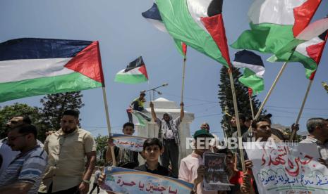 Warga Palestina berdemonstrasi menentang serangan Israel di Jenin, Tepi Barat, 3 Juli 2023.