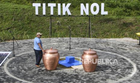 Pekerja menyelesaikan pekerjaan persiapan jelang seremoni ritual Kendi Nusantara di titik nol Ibu Kota Negara (IKN) Nusantara di Kecamatan Sepaku, Penajam Paser Utara, Kalimantan Timur, Ahad (13/3/2022). Presiden Joko Widodo akan menggelar seremoni ritual Kendi Nusantara dengan mengumpulkan 34 tanah dan air yang dibawa oleh 34 gubernur se-Indonesia di titik nol IKN Nusantara pada Minggu (14/3/2022). 