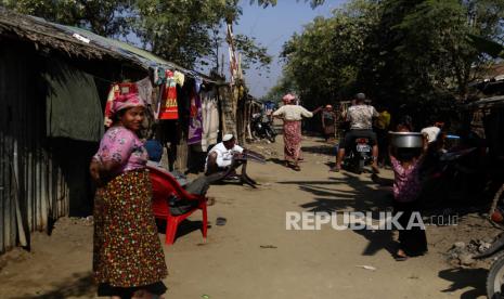 Sejarah Penganiayaan Muslim di Myanmar. Umat Muslim berkumpul di kamp Thet Kel Pyin internally displaced people (IDP) di Sittwe, Rakhine State, Myanmar, 03 Februari 2021. Militer Myanmar merebut kekuasaan dan mengumumkan keadaan darurat selama satu tahun setelah menangkap Penasihat Negara Aung San Suu Kyi dan Myanmar presiden Win Myint dalam penggerebekan dini hari pada 01 Februari, menyusul meningkatnya ketegangan atas hasil pemilihan parlemen November lalu.