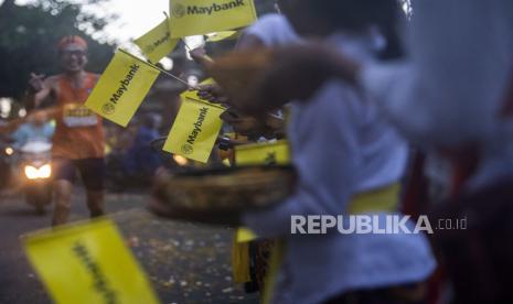 Peserta disambut kesenian tarian tradisional Bali saat Maybank Marathon 2022 di kawasan Gianyar, Bali, Ahad (28/8/2022). Sebanyak 10 ribu pelari dari 50 negara mengikuti Maybank Marathon 2022 yang memperlombakan kategori marathon, half marathon dan 10 K dengan total hadiah sebesar Rp 2,4 miliar. 