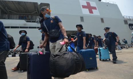 Sejumlah ABK World Dream turun dari KRI Rumah Sakit Semarang usai tiba di dermaga Komando Lintas Laut Militer (Kolinlamil), Jakarta. Kemenlu RI menyebut 536 WNI di luar negeri positif Covid-19 dan 126 sembuh. Ilustrasi. 