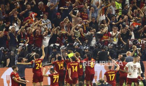 Para pemain Roma melakukan selebrasi usai pertandingan final Liga Europa antara AS Roma melawan Feyenoord di stadion National Arena di Tirana, Albania, Rabu, 25 Mei 2022. Roma menang 1-0.