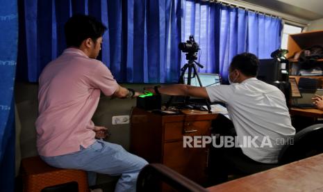 Warga melakukan perpanjangan masa aktif Surat Izin Mengemudi (SIM) melalui pelayanan SIM Keliling di LTC Glodok, Jakarta, Sabtu (13/1/2024). Pelayanan SIM Keliling hari ini digelar di lima lokasi di seluruh Jakarta yakni di LTC Glodok, Kantor Pos Lapangan Banteng, Mall Citraland, Kampus Trilogi Kalibata dan Mall Grand Cakung yang beroperasi mulai dari pukul 08.00 hingga 12.00 WIB.