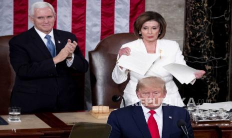  (FILE) Ketua DPR Nancy Pelosi (C, atas) merobek salinan pidato Kenegaraan yang baru saja disampaikan oleh Presiden AS Donald J. Trump (C, bawah), seperti yang dilihat oleh Wakil Presiden AS Mike Pence (kiri) pada, di depan lantai Gedung Perwakilan AS di Capitol Hill di Washington, DC, AS, 04 Februari 2020 (diterbitkan ulang 11 Januari 2021). Menurut laporan pada 11 Januari 2021, Ketua DPR AS Nancy Pelosi mendesak Wakil Presiden AS Mike Pence untuk menggulingkan Presiden AS Trump dengan meminta amandemen ke-25, atau mengatakan Demokrat akan bergerak maju dengan pemakzulan.