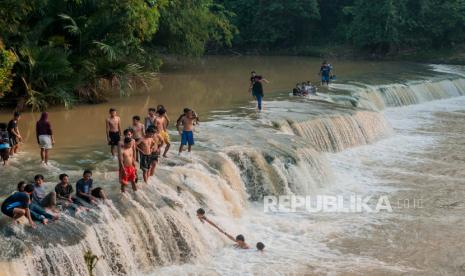 Pengunjung berwisata aliran sungai Bantahan. Selama masa pandemi Covid-19 warga setempat memanfaatkan lokasi tersebut sebagai destinasi wisata terutama bagi wisatawan lokal.