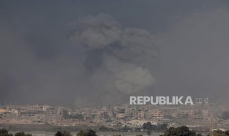 Asap mengepul dari bom serangan Israel di Jalur Gaza. Para influencer Gaza Serukan pemogokan global