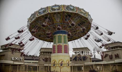 Wisatawan menaiki wahana Ontang-anting di Dufan, Taman Impian Jaya Ancol, Jakarta. Beberapa tempat wisata di DKI Jakarta yang memberikan promo bagi yang mencoblos ssat Pemili 2024.