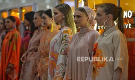 Model memperagakan busana koleksi seri terbaru dari Carendelano for Donna Prive di area pameran pop-up store, Senayan City, Jakarta, Rabu (28/2/2024). Jenama busana modest Donna Prive memperkenalkan seri baru Carendelano for Donna Prive yang diberi judul MADRE. Judul koleksi ini Madre diambil dari bahasa Spanyol yang berarti Ibu sebagai inspirasi utama. Koleksi ini didedikasikan untuk semua perempuan yang telah menjadi ibu. Deretan busana dipersembahkan sebanyak sembilan set busana untuk seri awal, dari keseluruhan koleksi lebih dari 20 set yang akan dirilis dalam tiga bulan ke depan.