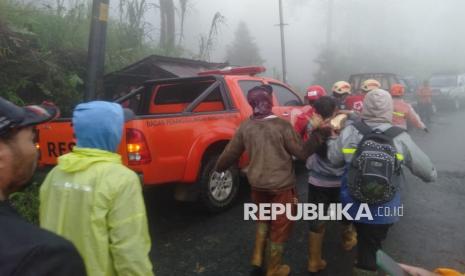 Tim gabungan melakukan evakuasi korban meninggal dunia yang tertimbun longsor di Kabupaten Pekalongan, Jawa Tengah, Senin (21/1)