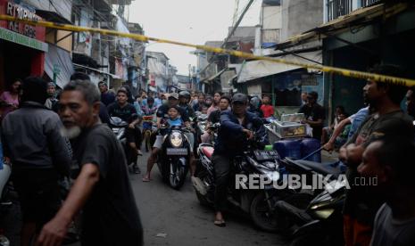 Warga menjaga jalan agar pengendara tidak memasuki lokasi terdampak kebakaran depo Pertamina Plumpang di kawasan Rawa Badak, Jakarta, Sabtu (4/3/2023). Polda Metro Jaya menerapkan rekayasa lalu lintas di kawasan sekitar Depo Pertamina Plumpang, Jakarta Utara. 