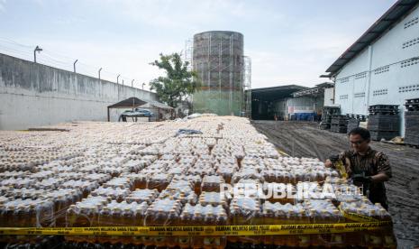 Petugas Balai Standardisasi Metrologi Legal (BSML) Regional II memeriksa barang bukti botol kemasan minyak goreng MinyaKita yang tidak sesuai takaran saat pengungkapan kasus manipulasi volume minyak goreng MInyakita di PT. Kusuma Mukti Remaja, Jetis, Jaten, Karanganyar, Jawa Tengah, Jumat (14/3/2025).Tim Satgas Pangan Polda Jawa Tengah menyita sebanyak 89.856 botol kemasan MinyaKita produksi PT. Kusuma Mukti Remaja yang melanggar aturan perlindungan konsumen dan metrologi legal dimana volume isi minyak goreng tidak sesuai dengan yang tercantum pada kemasan. 