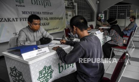 Panitia penerimaan dan penyaluran zakat fitrah menerima pembayaran zakat fitrah di Masjid Pusdai, Kota Bandung, Senin (18/5). Badan Amil Zakat Nasional (BAZNAZ) menganjurkan zakat fitrah untuk tahun ini di Kota Bandung dalam bentuk beras dengan besaran 2,5 kilogram atau uang senilai Rp 30ribu