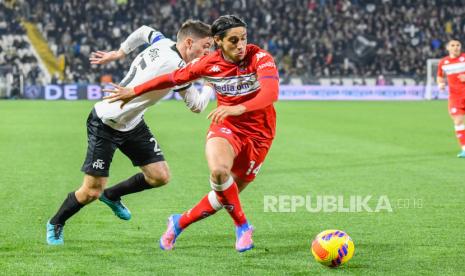 Youssef Maleh (kanan), pemain Muslim dari Fiorentina.