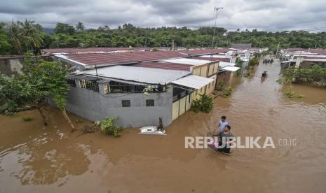 Sejumlah warga membawa barang-barangnya saat terjadi banjir di Perumahan Bhayangkara Ranjok, Kecamatan Gunungsari, Lombok Barat, NTB, Senin (6/12/2021). Hujan dengan intensitas sedang hingga lebat di sebagian wilayah pulau Lombok sejak Minggu (5/12) hingga Senin (6/12) menyebabkan terjadinya luapan sungai yang merendam sejumlah desa di tiga kecamatan di Lombok Barat yakni Kecamatan Sekotong, Kecamatan Batulayar dan Kecamatan Gunungsari. 