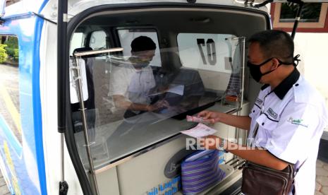 Warga membayar pajak bumi dan bangunan (PBB) melalui mobil keliling pajak. Kantor Pelayanan Pajak (KPP) Pratama Kendari mencatat penerimaan pajak pada semester I Tahun 2022 di wilayah Sulawesi Tenggara mencapai Rp 1,56 triliun dari target Rp 2,77 triliun.