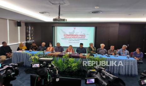 Sinta Nuriyah Abdurrahman Wahid, Gomar Gultom, Frans Magnis Suseno, Lukman Hakim Saifuddin, Alissa Wahid, Jacky Manuputty, Slamet Rahardjo dan lain-lain menyampaikan pernyataan sikap terkait Pemilu 2024 di Grha Oikoumene (PGI) pada Sabtu (10/2/2024). 